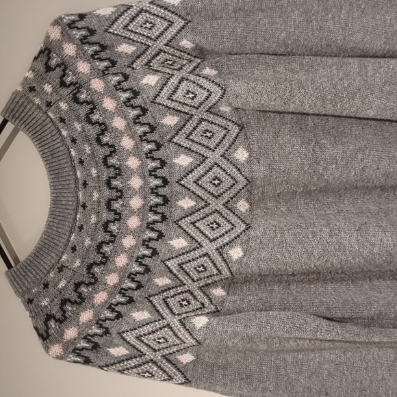 Beautiful sweater - Picture 2 of 3